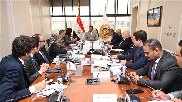 وزير الصناعة: نرحب بمبادرة التحول إلى الطاقة الشمسية