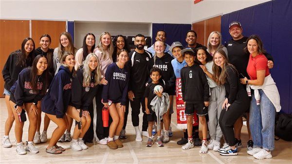 قميص منتخب مصر وصور جماعية إهداء لجامعة جونزاجا في "سبوكين" (صور)