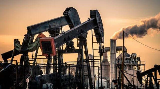 النفط يتراجع لليوم الثالث على التوالي عقب المحادثات الأمريكية الإيرانية