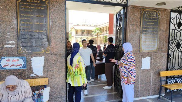 فرحة على أبواب اللجان، طلاب أدبي ببورسعيد: الجغرافيا سهلة وشكرا لواضعي الامتحان (فيديو)