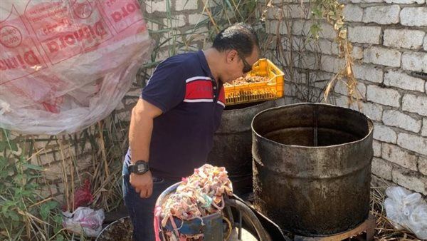 ضبط مجزر غير مرخص يحول دهون الدواجن إلى زيوت طعام بالمحلة الكبرى (فيديو)