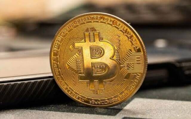 "بيتكوين" تستقر فوق 61,000 دولار وتتجه لتحقيق مكاسب أسبوعية