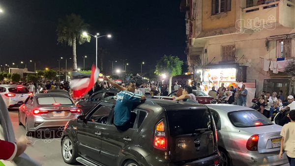 حلوى من شرفات المنازل وسيارت تجوب الشوارع، 15 صورة ترصد احتفال أهالي بورفؤاد بتأهل مصر (صور)
