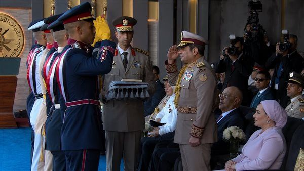 السيسي يسلم علم القوات المسلحة لرفعه على مقر القيادة الإستراتيجية
