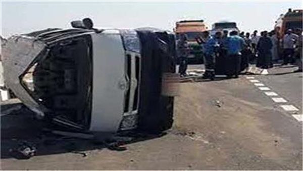 إصابة 11 شخصًا إثر انقلاب ميكروباص على طريق السويس الصحراوي