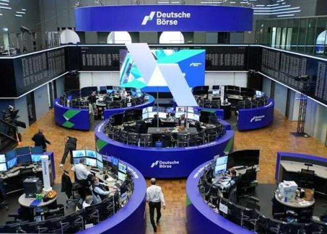 الأسهم الأوروبية تتراجع مع زيادة توقعات تثبيت الفائدة