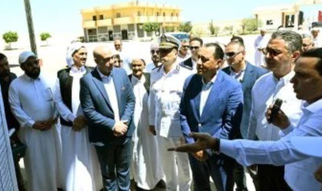 لمتابعة تطبيق الخصم المباشر.. مدبولى يتفقد سير العمل بمطحن دقيق فى مطروح