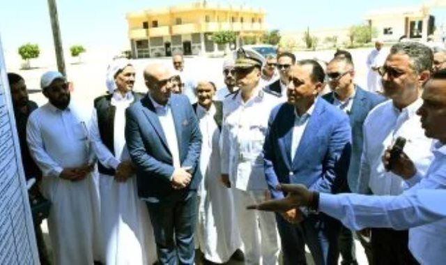 لمتابعة تطبيق الخصم المباشر.. مدبولى يتفقد سير العمل بمطحن دقيق فى مطروح