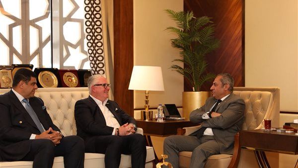 خالد عباس يتابع تنفيذ الأعمال في برج فوربس بالعاصمة الجديدة