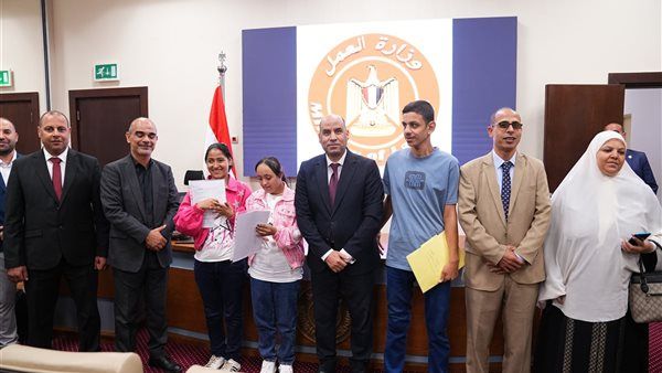 أسعد أيام حياتي، وزير العمل يُسلّم عقودا جديدة لذوي الهمم في 3 شركات (صور)