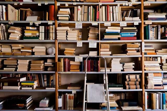 أمازون تتجه لرقمنة الكتب القديمة لتطوير الذكاء الاصطناعي