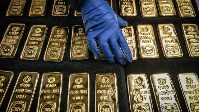 الذهب يعزز مكاسبه للجلسة الثالثة مع تراجع رهانات الفائدة الأمريكية
