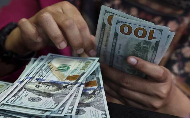 الدولار يتراجع لأدنى مستوى في ثلاثة أشهر بعد محضر الفيدرالي
