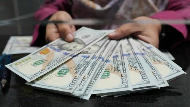 الدولار الأمريكي يستقر قرب أدنى مستوياته في ثلاثة أشهر