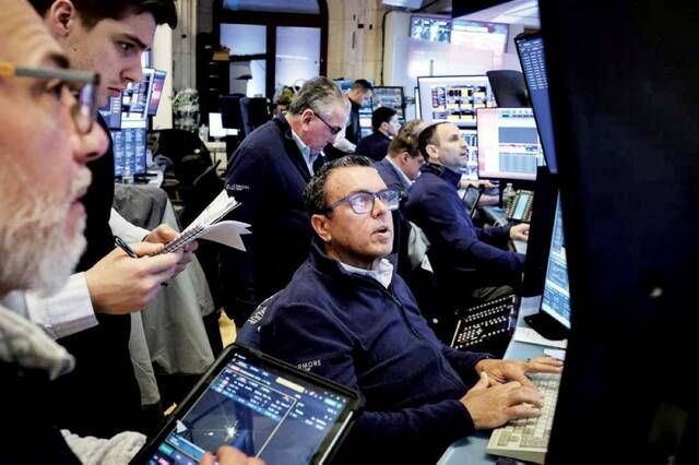 تراجع وول ستريت بفعل ارتفاع عوائد السندات ونتائج وول مارت