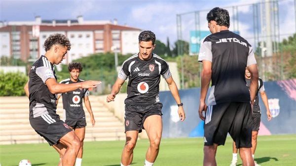 4 لاعبين جدد ينتظمون في مران الأهلي غدا، وجلسة مرتقبة مع عموتة