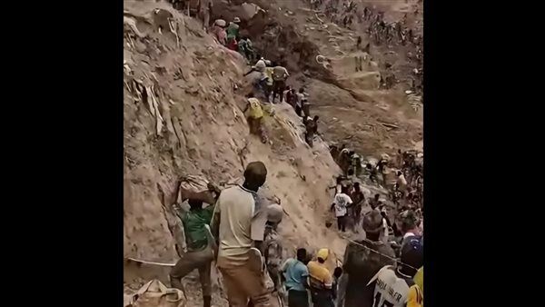 مقطع مرعب، انهيار أرضي يحول منجم ذهب إلى مقبرة جماعية لعشرات العمال (فيديو)