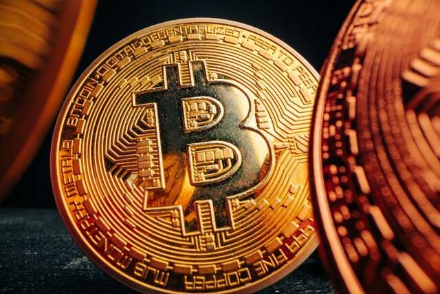 سعر البيتكوين يقفز نحو 78 ألف دولار