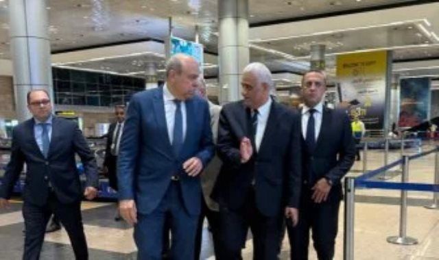تزامناً مع فترات الذروة.. وزير الطيران يتابع حركة التشغيل بمطار القاهرة ويوجه بتسهيل الإجراءات