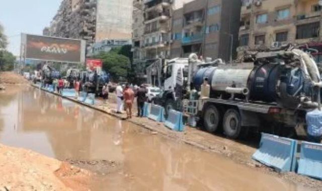 كسر بخط مياه 400 مم بشارع جامعة الدول.. والدفع بسيارات الشفط وفرق الإصلاح