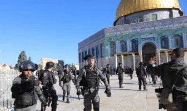 عشرات المستوطنين يقتحمون باحات المسجد الأقصى بحماية شرطة الاحتلال الإسرائيلى