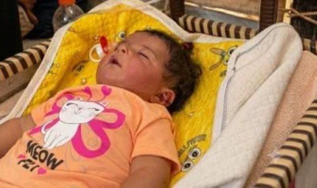 ليندا أبو طاقية.. رضيعة تصارع الموت وقلبها ينتظر جراحة تنقذ حياتها خارج غزة