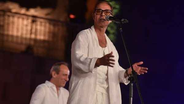 الجمهور كله غنى معاه، مدحت صالح يوثق حفله بالقلعة ويهدي "أي دمعة حزن لا" للراحل هاني شاكر (فيديو)