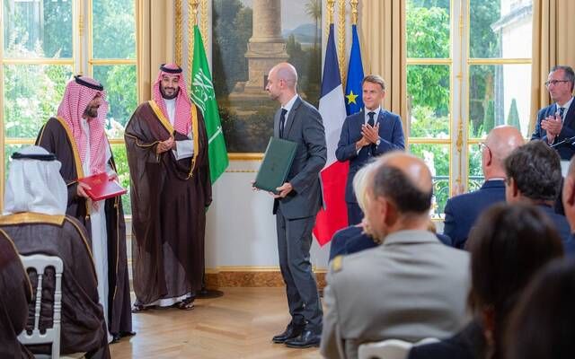 ولي العهد وماكرون يبحثان العلاقات الاستراتيجية ويشهدان تبادل 4 اتفاقيات