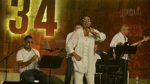 غنوة كل المصريين، مدحت صالح يتألق بغناء "المليونيرات" على مسرح المحكي (صور)