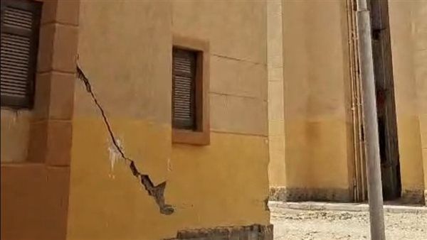كارثة قبل التسليم، ظهور شروخ وتصدعات في عمارات الإسكان الاجتماعي بنقادة ورعب بين الحاجزين (صور)
