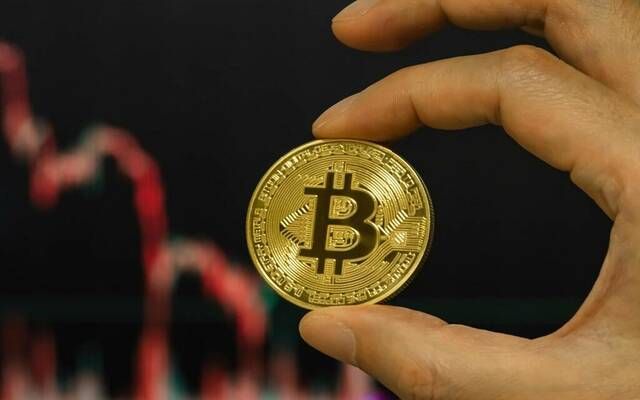 بيتكوين يتراجع إلى 79 ألف دولار قبيل بيانات التضخم الأمريكية