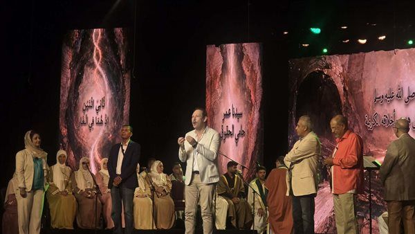 قصائد المديح النبوي تأسر قلوب جمهور احتفالية "مدد يا رسول الله" بالمسرح القومي
