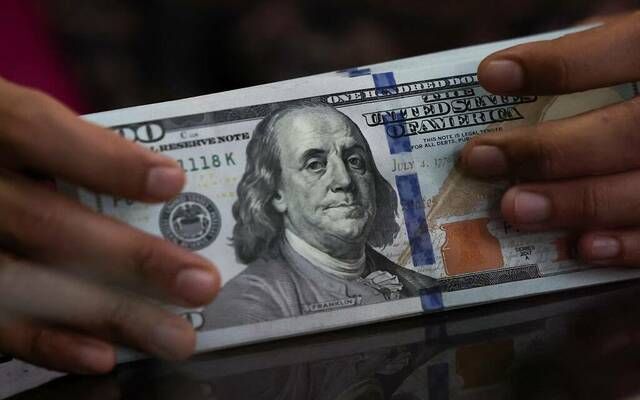 الدولار يتحرك في نطاق ضيق قبيل جاكسون هول
