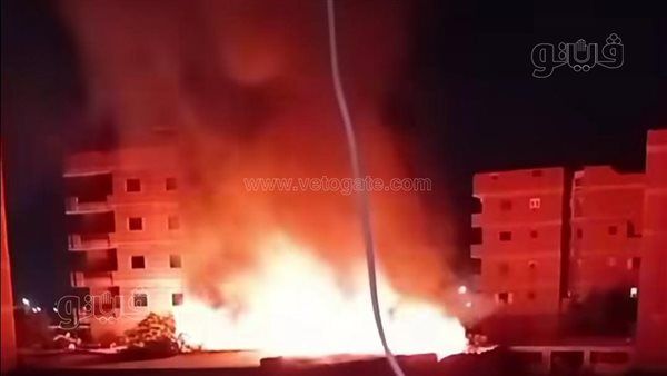 إعصار النار والدخان يثير فزع الأهالي، حريق هائل يلتهم مصنع أخشاب في عزبة رشوان بالشرقية (صور)