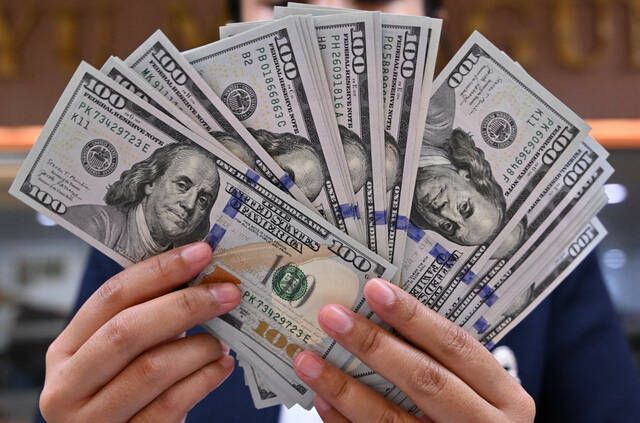 الدولار يستقر مع تحذيرات وارش من التضخم