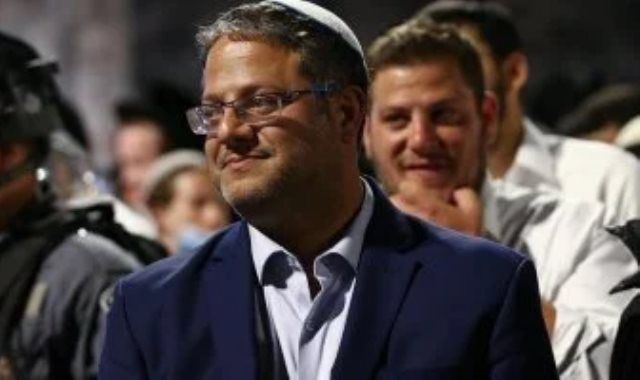بن غفير يقتحم الأقصى ويؤدي طقوسا تلمودية في باحاته وسط حماية من شرطة الاحتلال