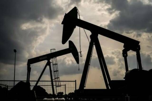 النفط يرتفع بأكثر من 2% وسط تجدد مخاوف الإمدادات العالمية