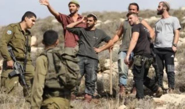 مستوطنون يحتجزون ناشطا بريطانيا فى الضفة الغربية قبل تسليمه للشرطة