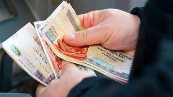 هل إعطاء الأم من راتب ابنتها فرض؟ أمين الفتوى يجيب (فيديو)