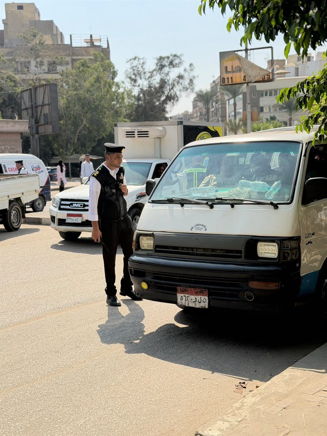 حملة مكبرة تهز شوارع المقطم والبساتين، المرور يطارد المخالفات ويعيد الانضباط للطرق