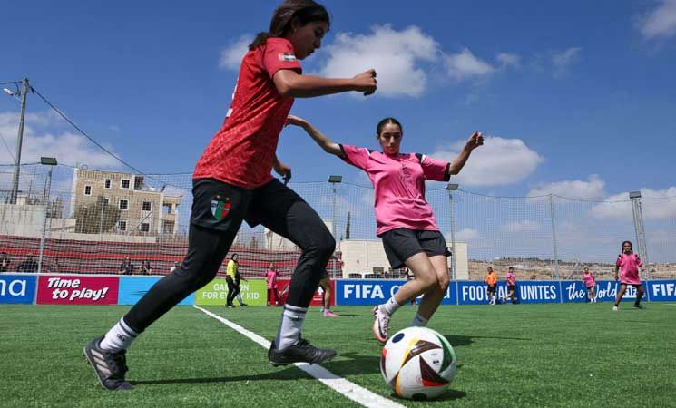 وسط قيود إسرائيلية.. “فيفا” يفتتح ملعبين للأطفال في الضفة