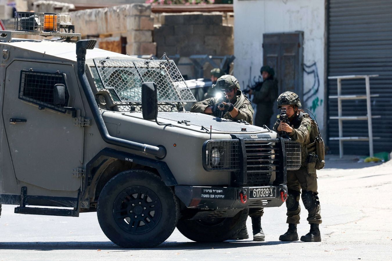 الاحتلال يفرض إغلاقا شاملا على الضفة لأسبوع… ويصيب مسنة على حاجز عسكري ويعتقل محللا سياسيا مقدسيا
