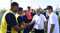 وزير الاستثمار يشارك العاملين المباراة النهائية ويسلم كأس «اليوم الرياضي 2026» للفريق الفائز بالنادي الأهلي