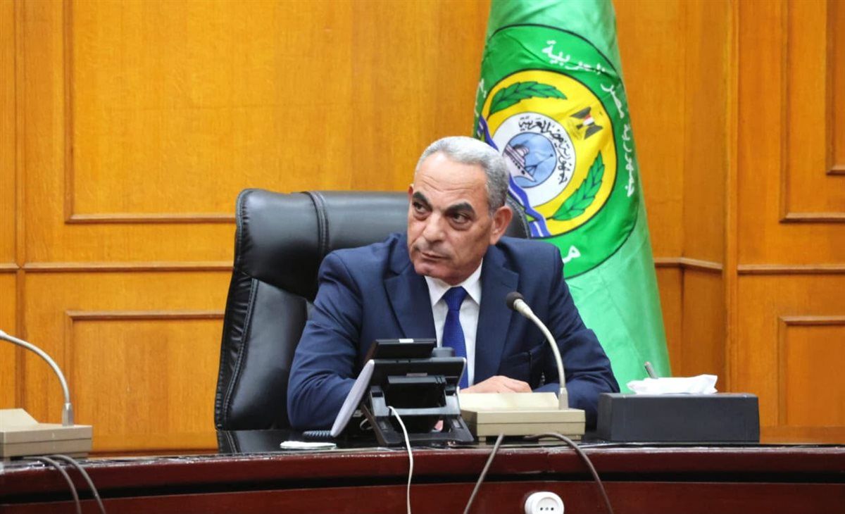 محافظ الإسماعيلية يسلم 5 منح عمرة مجانية لأبناء المحافظة من الفئات الأولى بالرعاية