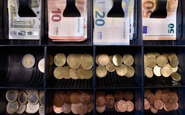 اليورو يتراجع لأدنى مستوى في 17 شهرًا وسط ضغوط الأسواق