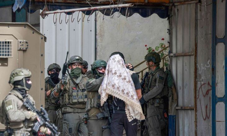 جيش الاحتلال يعتقل 6 فلسطينيين في الضفة الغربية
