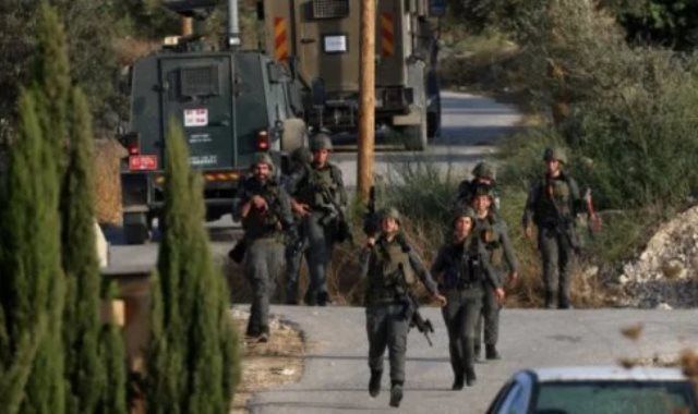 إصابة عشرات الفلسطينيين جراء هجوم مستوطنين على المزارعين بجنوب نابلس