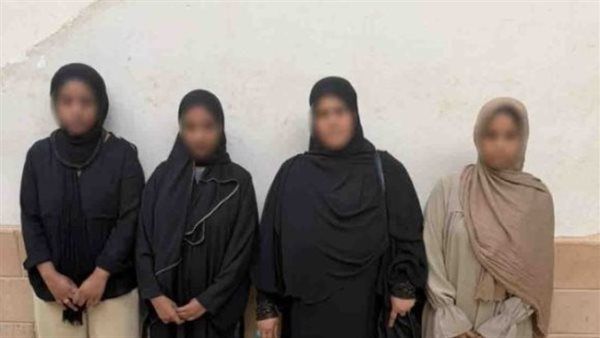 فيديو "طفل مدفون" يشعل مواقع التواصل.. والأجهزة الأمنية تكشف الحقيقة وتضبط 4 سيدات