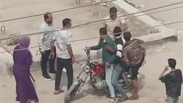 فيديو صادم، خطف شاب بالقوة تحت تهديد صاعق كهربائي ومناشدات بضبط المتهمين