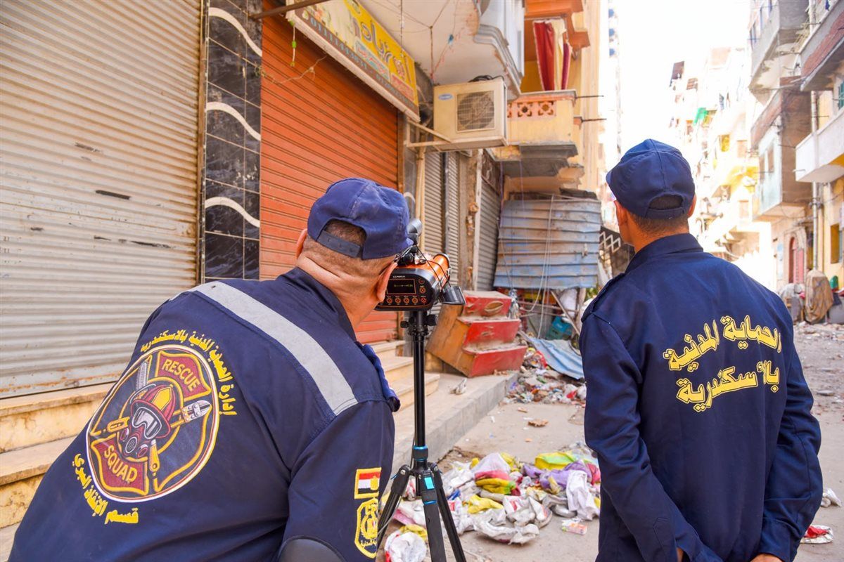 محافظ الإسكندرية يتابع أعمال إزالة أجزاء من العقار المائل بمنطقة لامبروزو